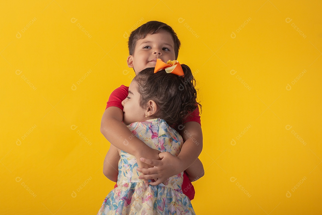 Duas crianças um menino e uma menina se abracando e brincando