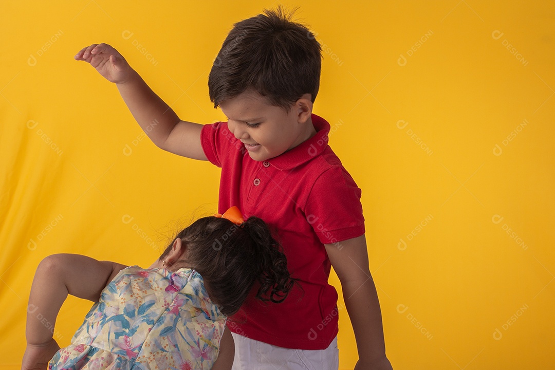 Duas crianças um menino e uma menina se abracando e brincando