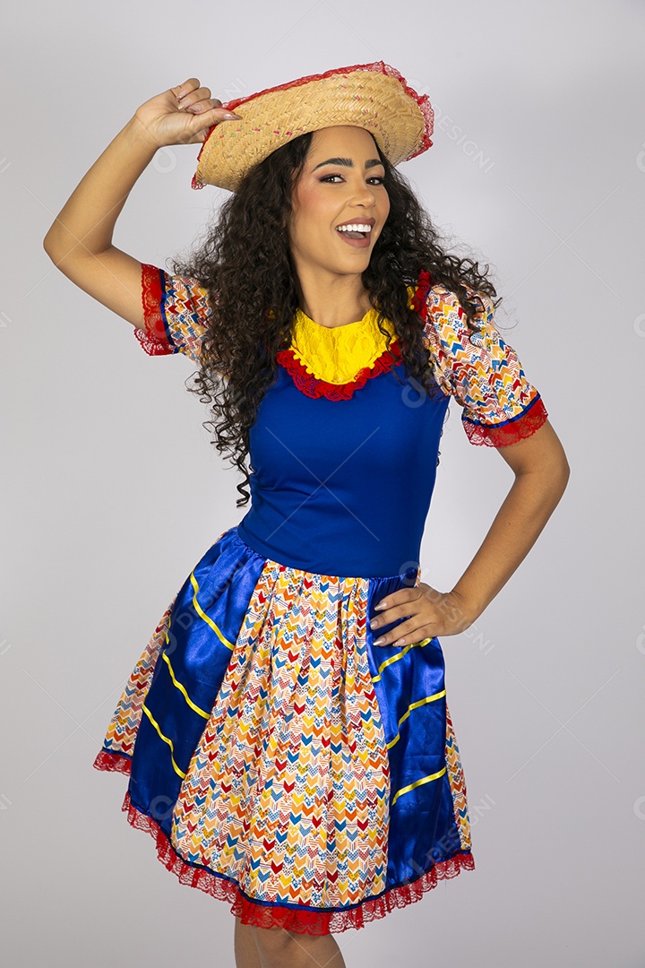 Jovem com trajes de quadrilha junina