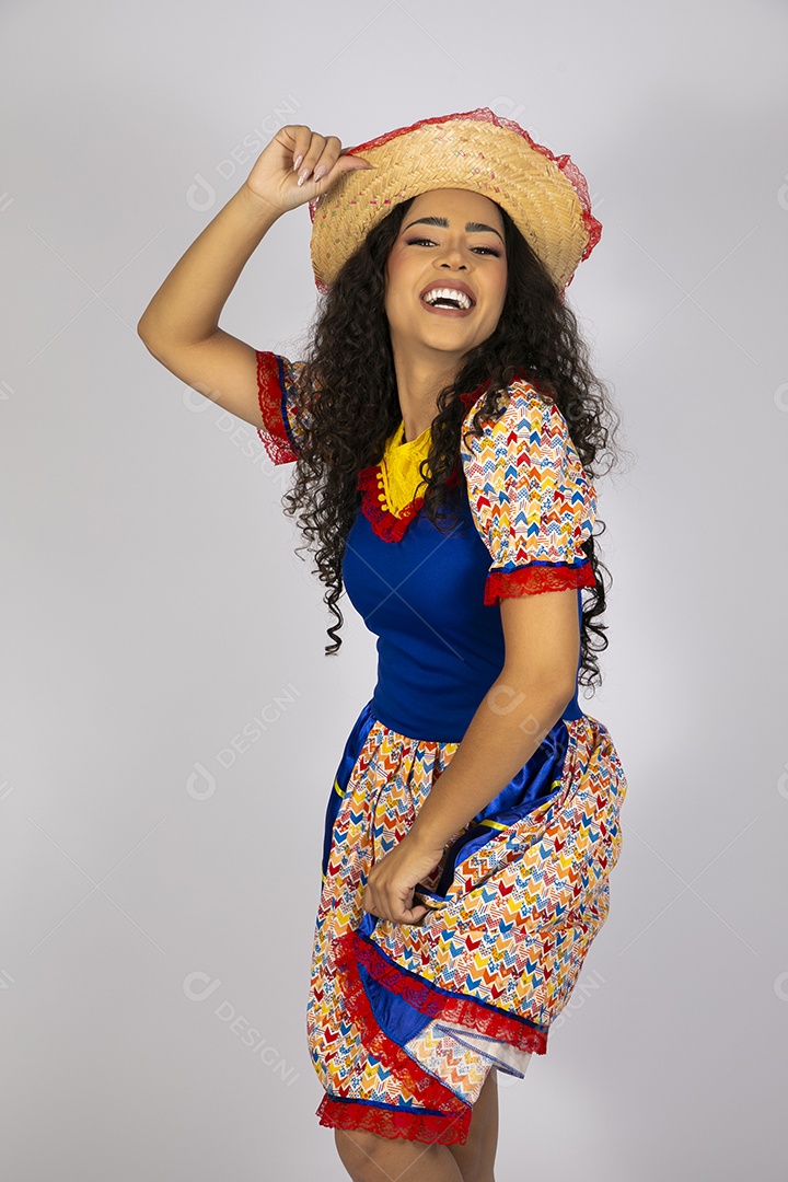 Jovem com trajes de quadrilha junina