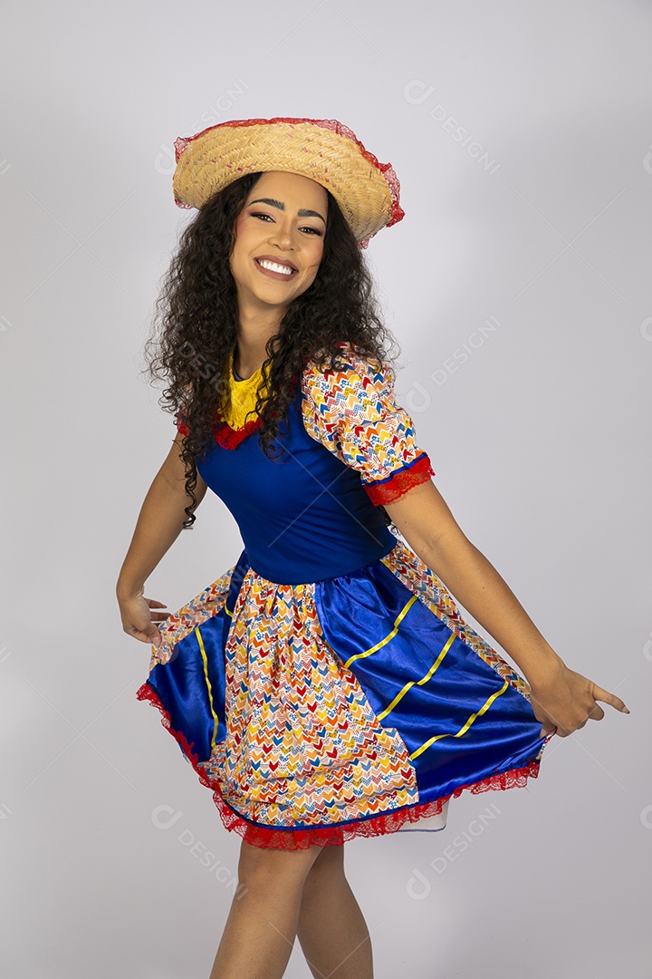 Jovem com trajes de quadrilha junina