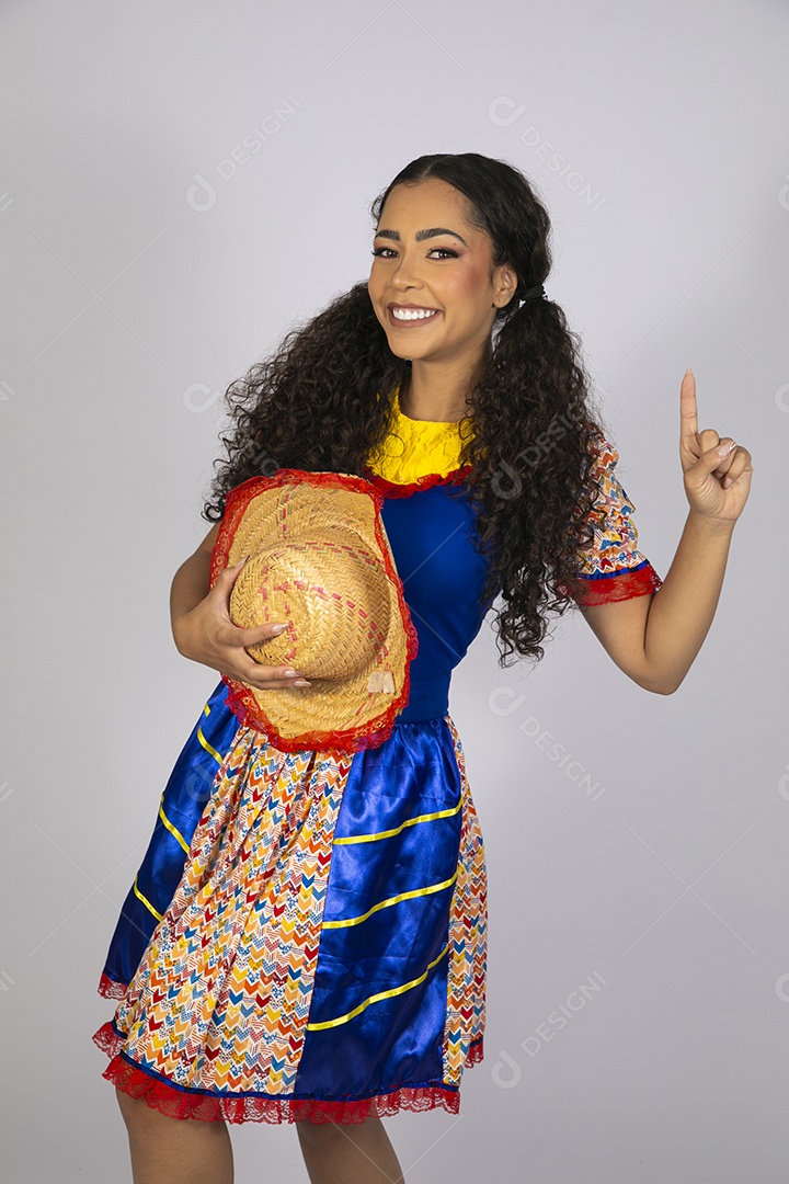 Jovem com trajes de quadrilha junina