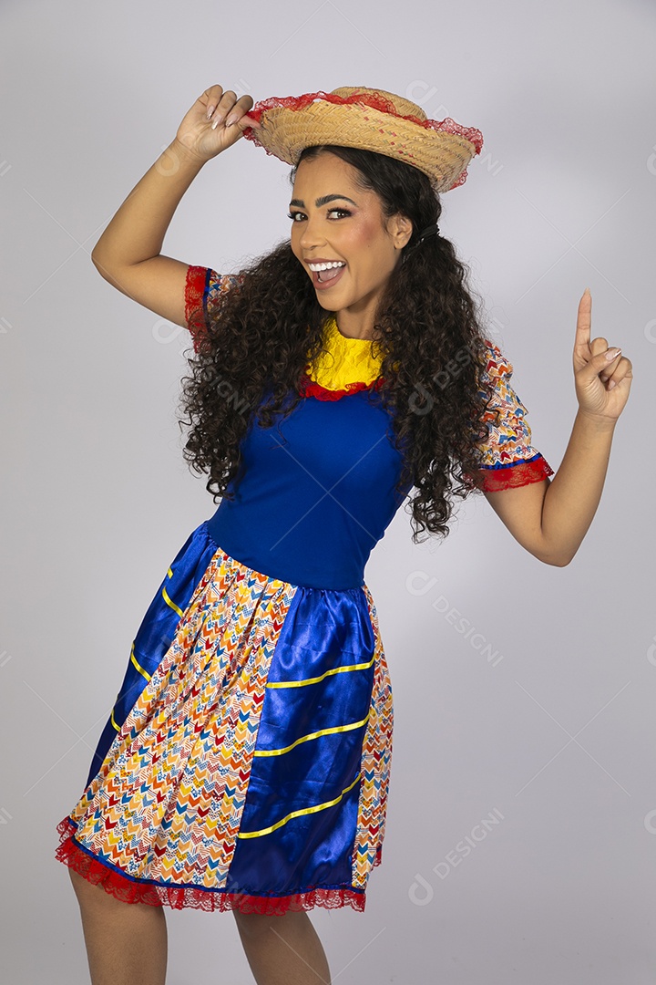 Jovem com trajes de quadrilha junina