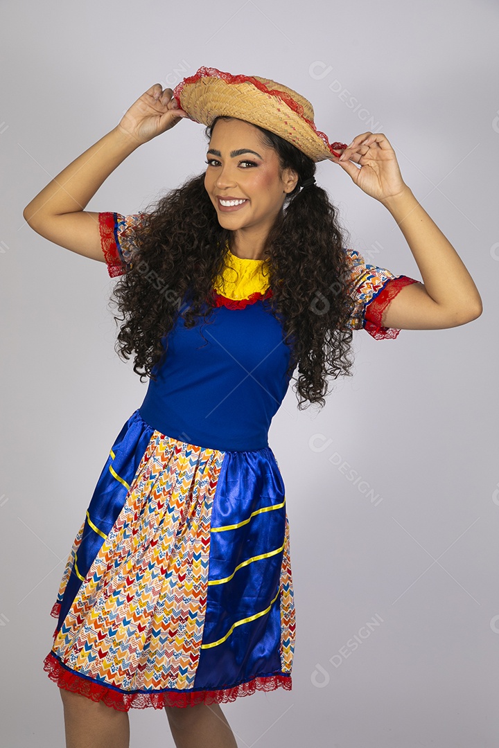 Jovem vestida a caráter para festa junina
