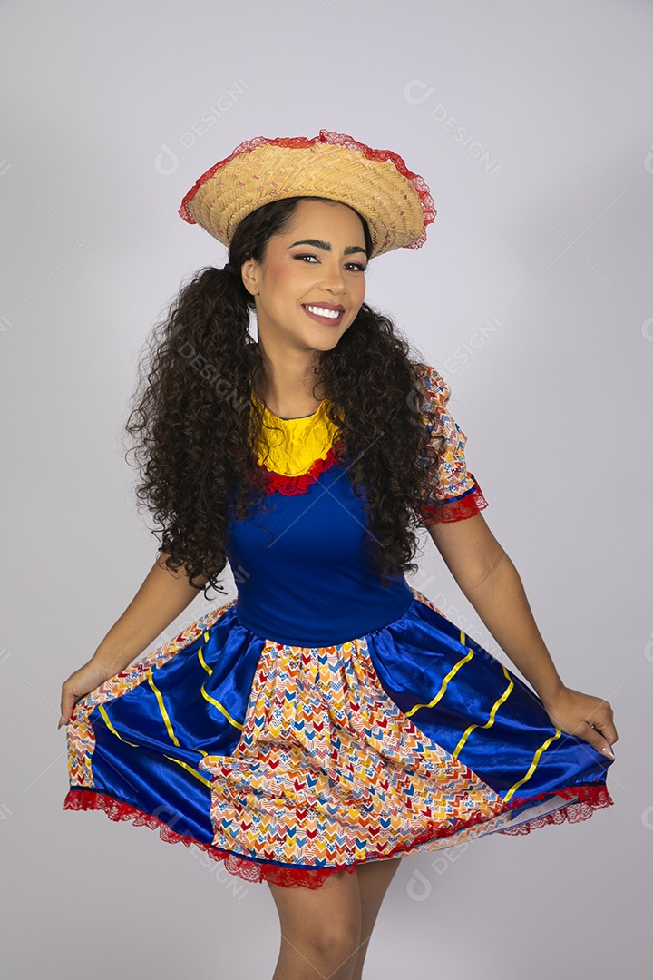 Jovem com trajes de quadrilha junina