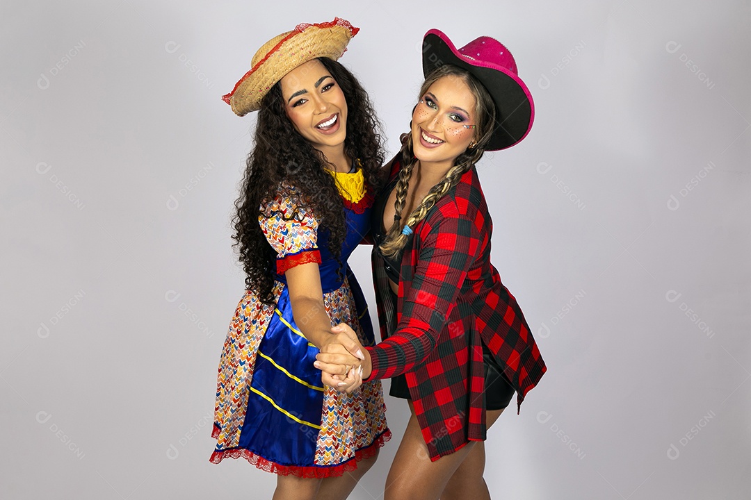 Jovens trajadas a caráter de festa junina