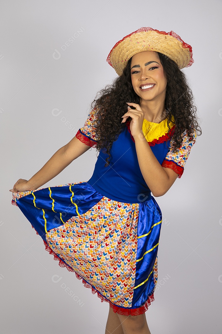 Jovem dançando no são joão