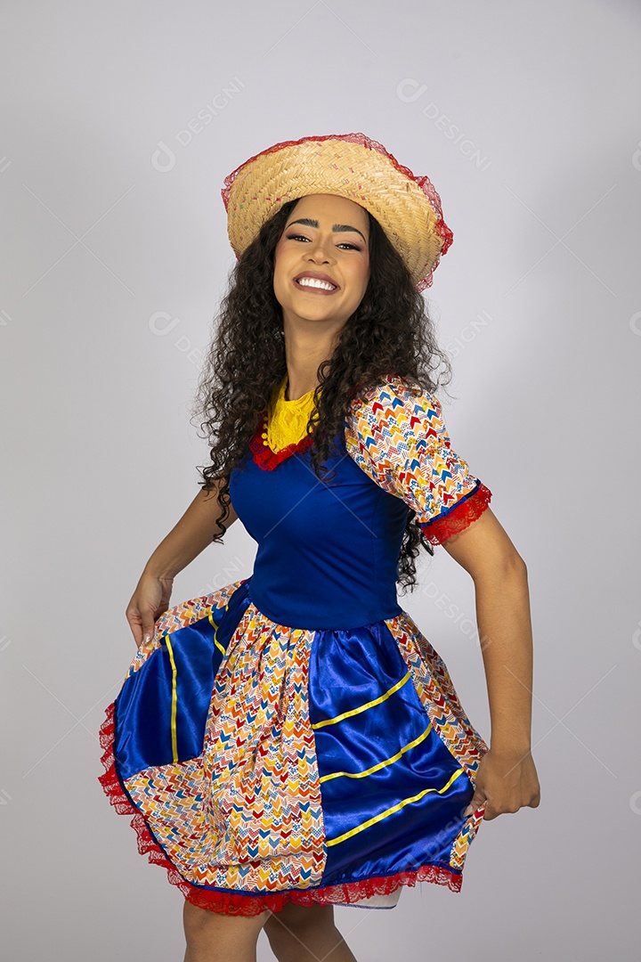 Jovem feliz dançando em festa junina