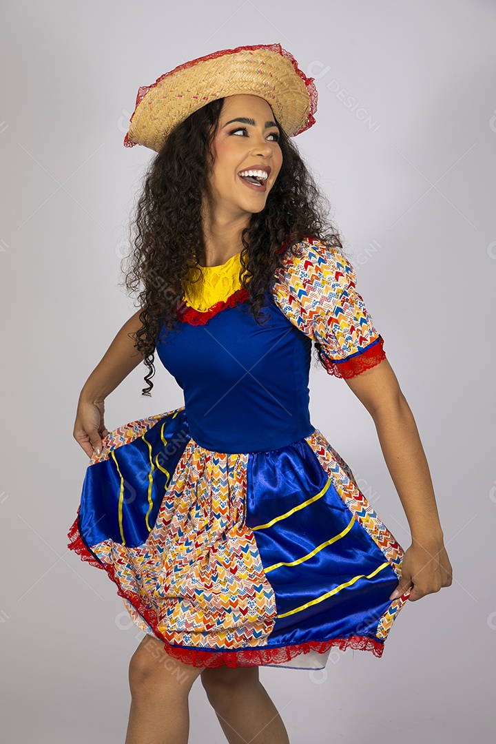 Jovem dançando no são joão