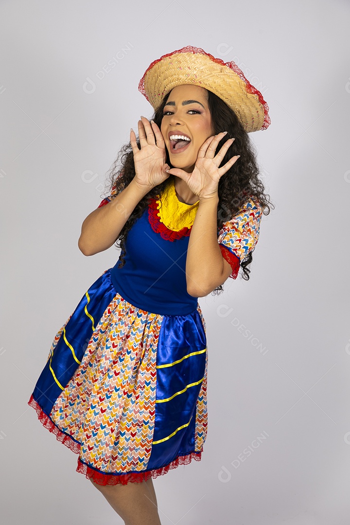 Jovem linda com trajes de festa junina