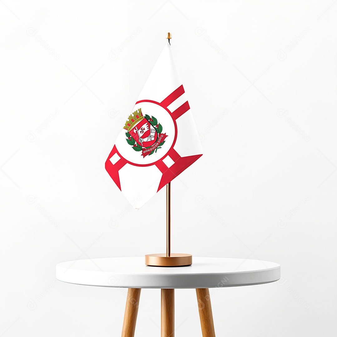 Mini bandeira da cidade de São Paulo hasteada em cima de uma mesa