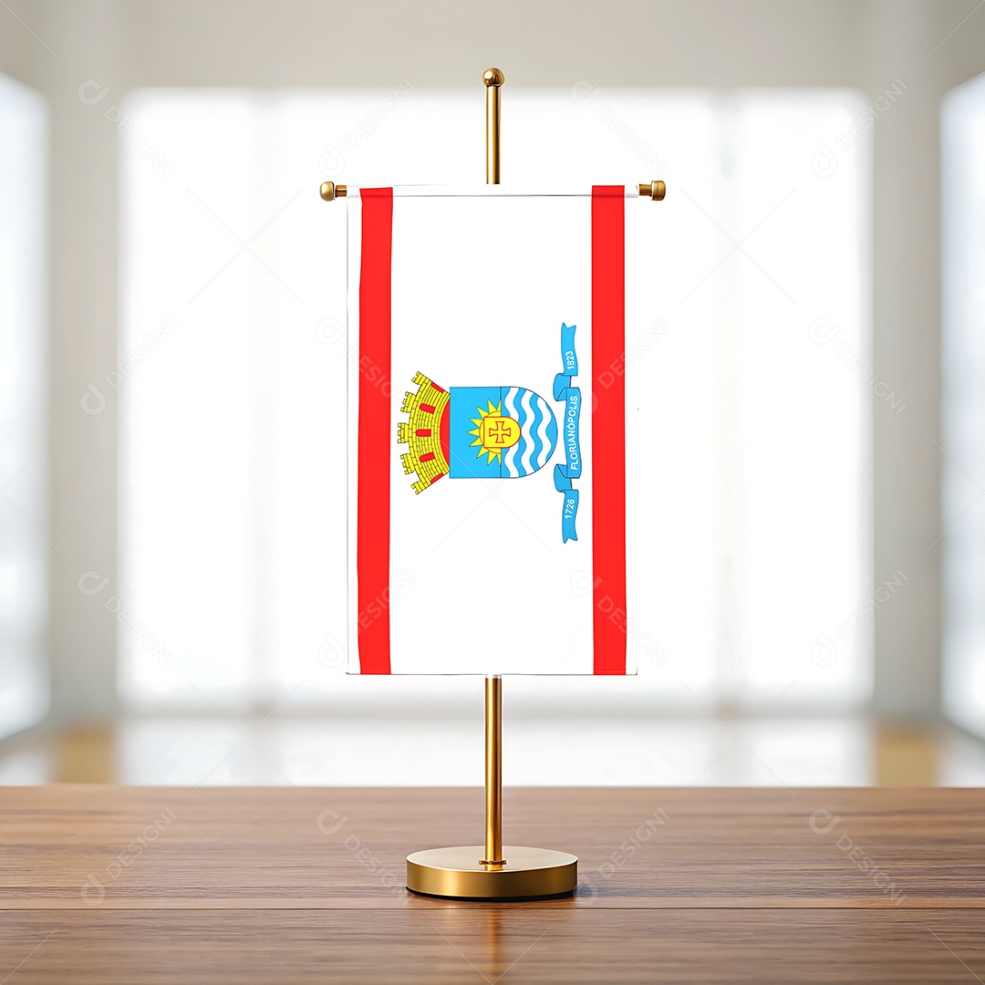 Mini-bandeira da cidade de Florianópolis em cima de uma mesa