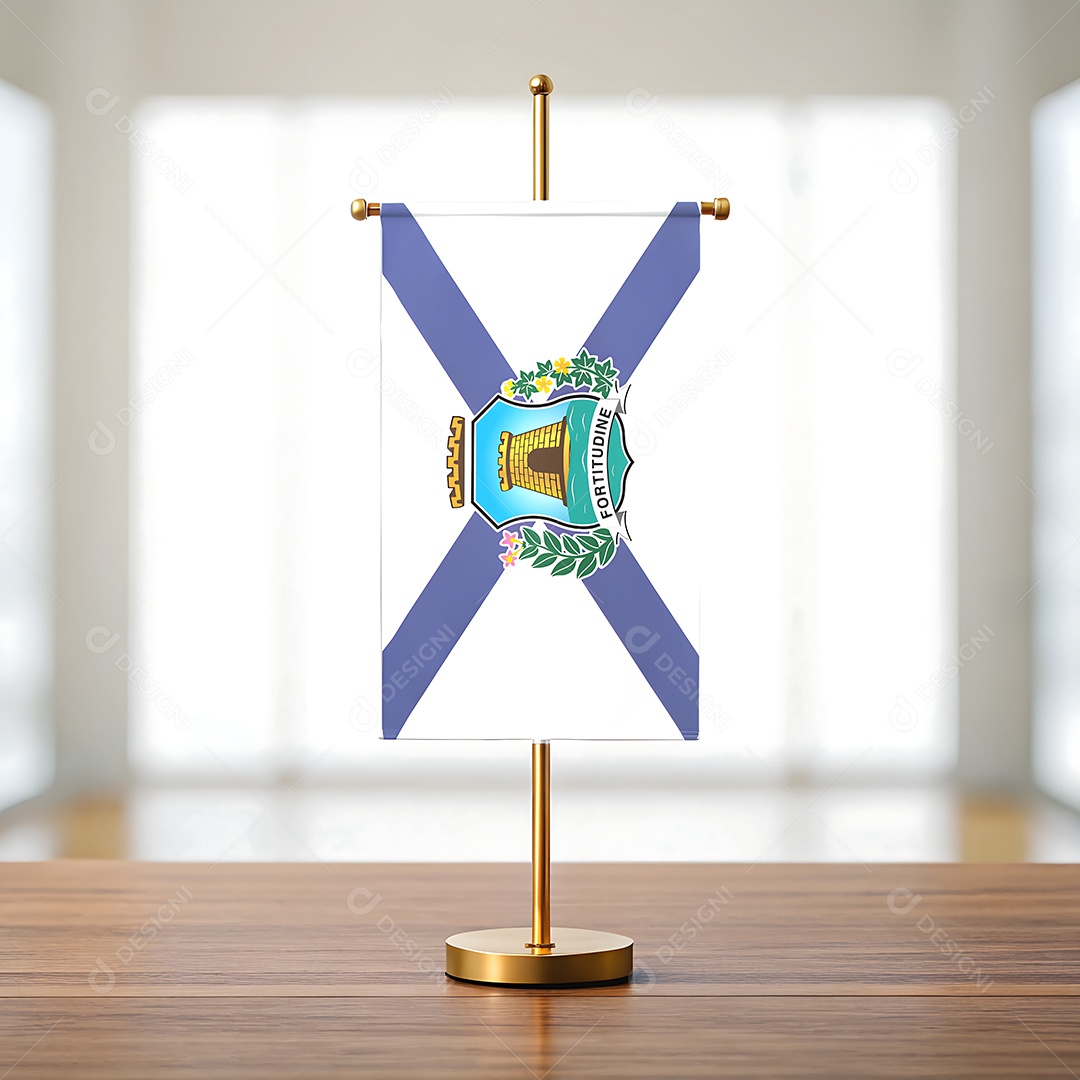Mini bandeira da cidade de Fortaleza em cima de uma mesa
