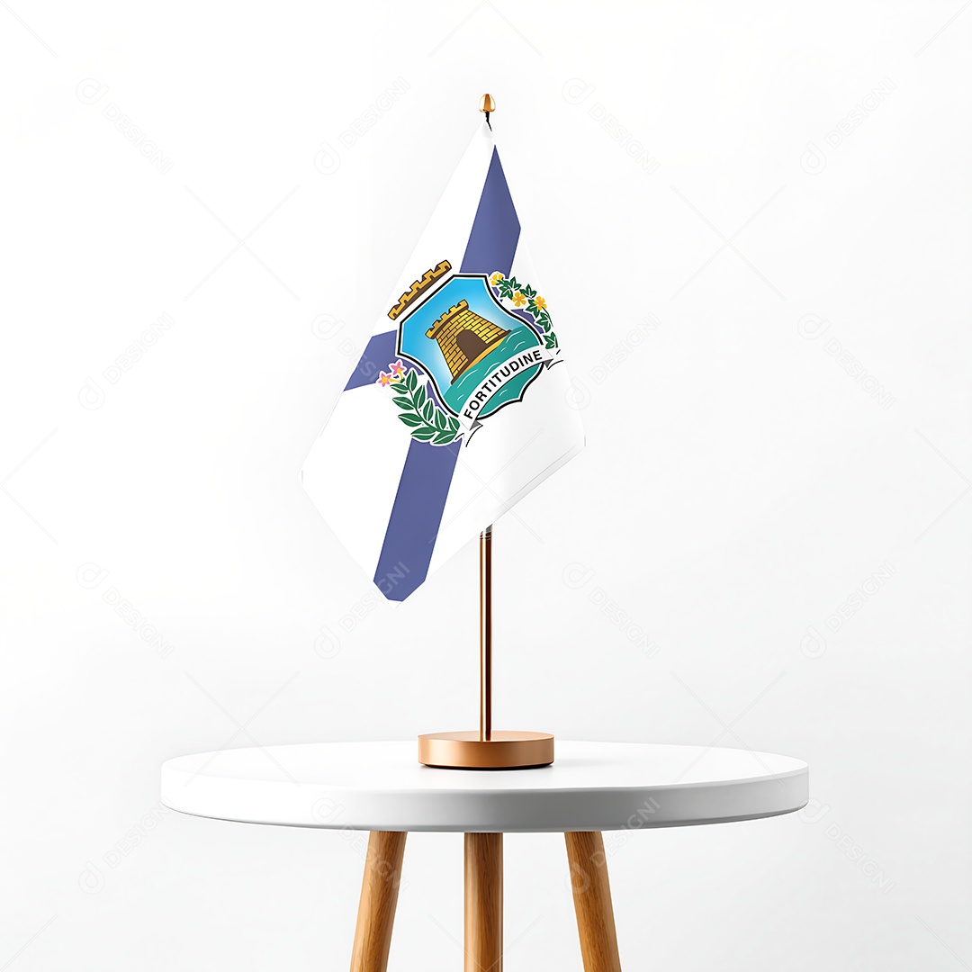 Mini bandeira da cidade de Fortaleza hasteada em cima de uma mesa
