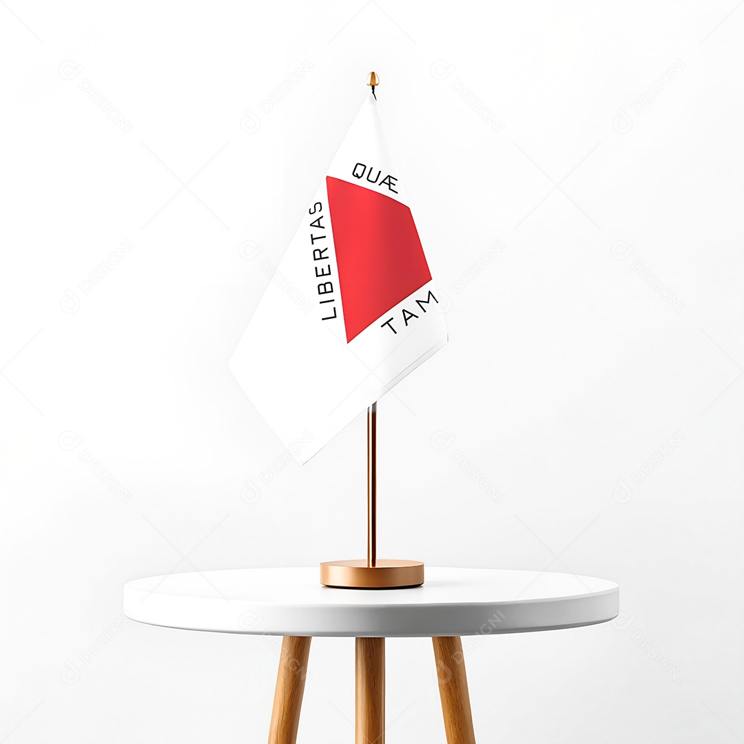 Mini bandeira do estado de Minas Gerais hasteada em cima de uma mesa