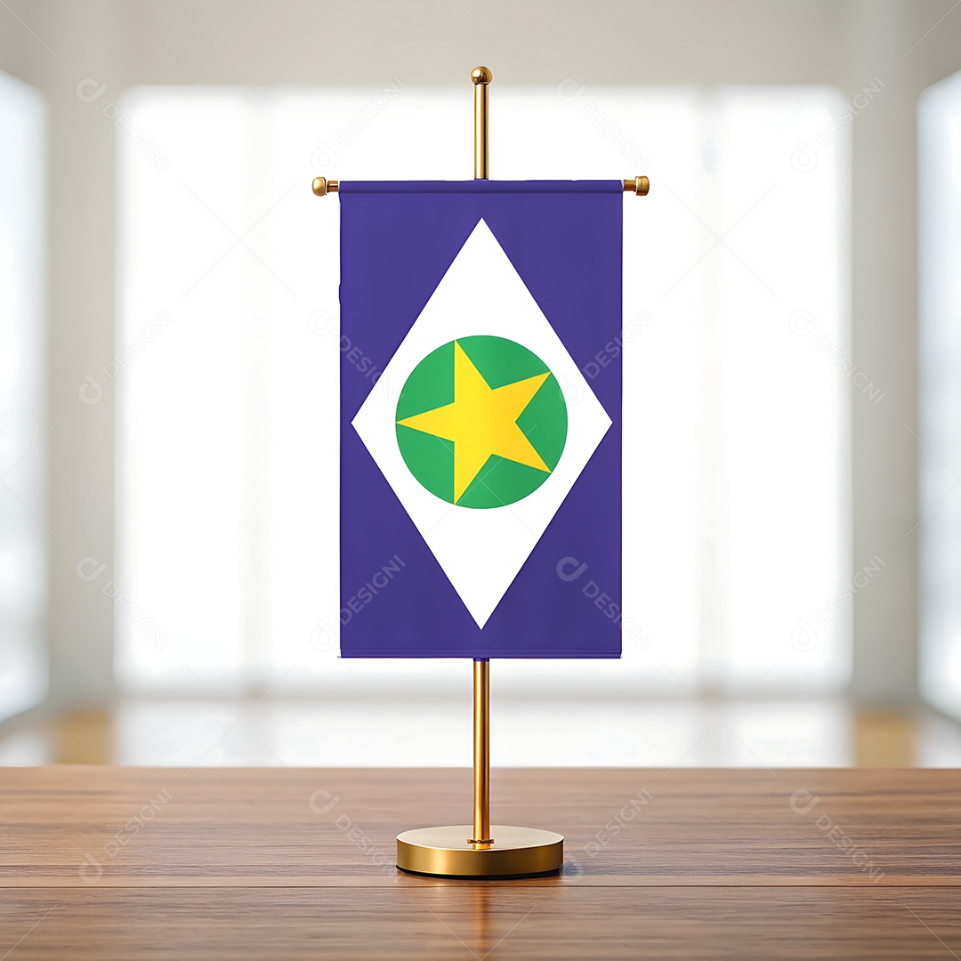 Mini bandeira do estado de Mato Grosso em cima de uma mesa