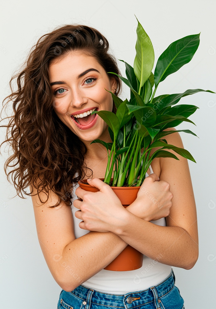 Mulher jovem segurando um vaso de planta verde.