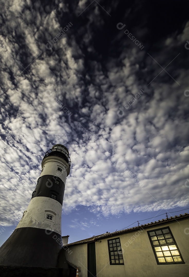 Farol histórico da Barra sob um céu dramático