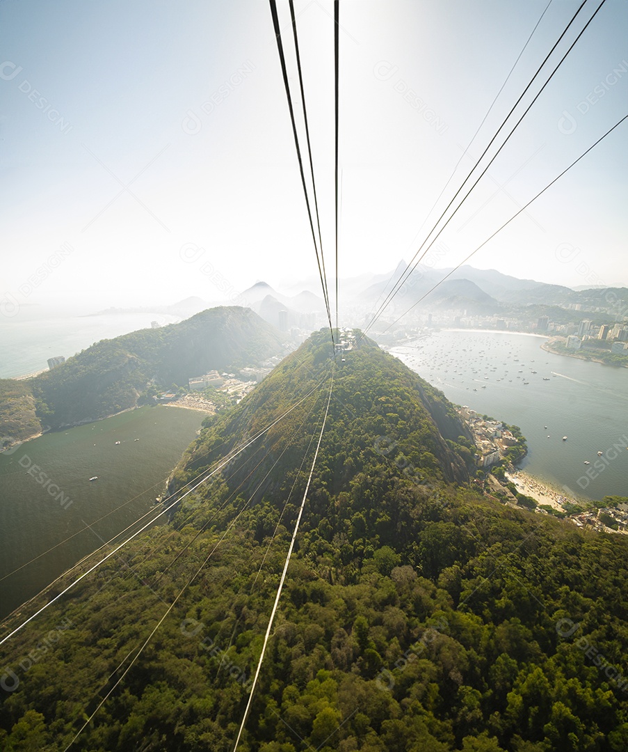 Vista aérea do teleférico sobre o pão de açúcar com a cidade e a baía abaixo