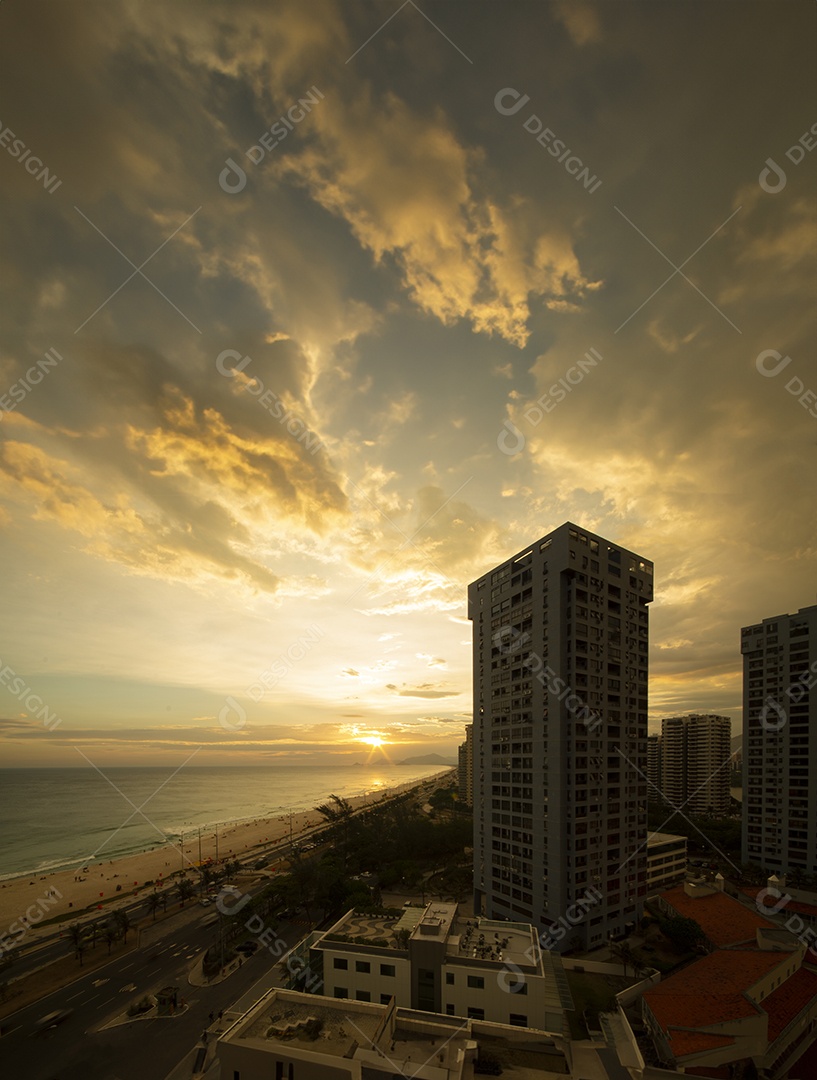 Pôr do sol na praia da barra da Tijuca no Rio de Janeiro
