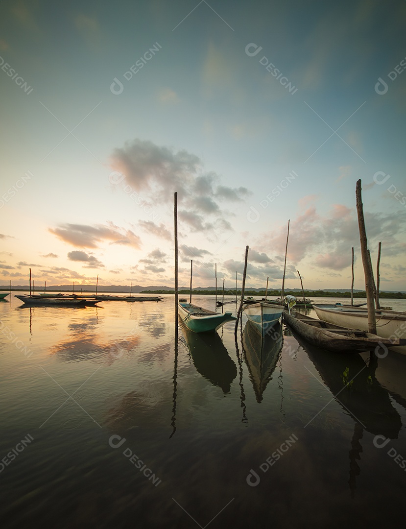 Barcos tranquilos atracados ao entardecer refletem reflexos nas águas calmas