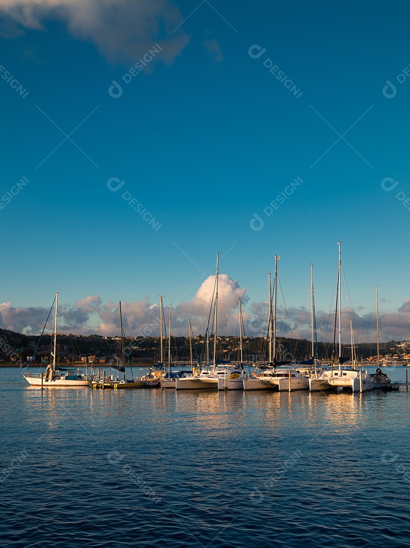 Veleiros atracados no cais