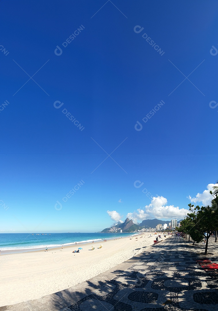 O icônico padrão de ladrilhos da calçada da Praia de Ipanema