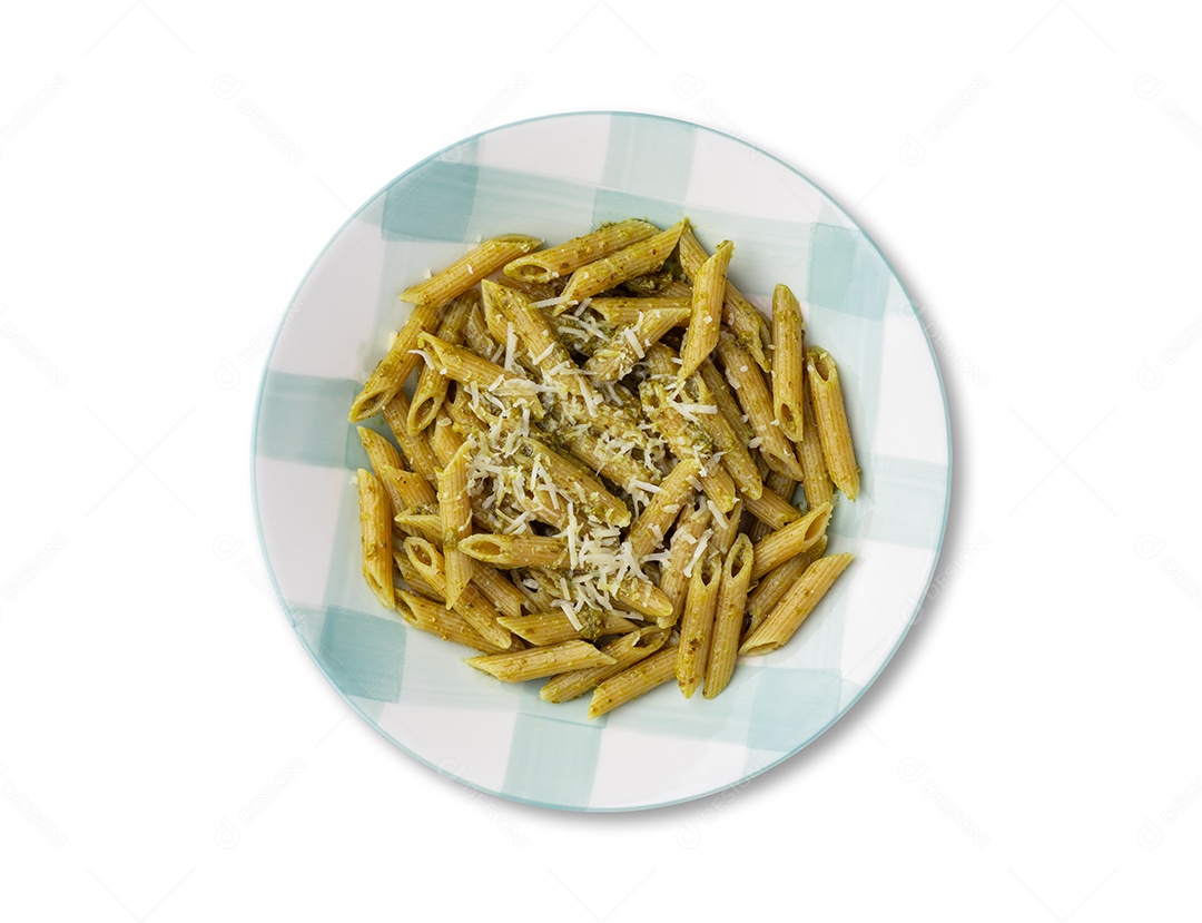 A imagem mostra um prato de massa (penne) com molho pesto