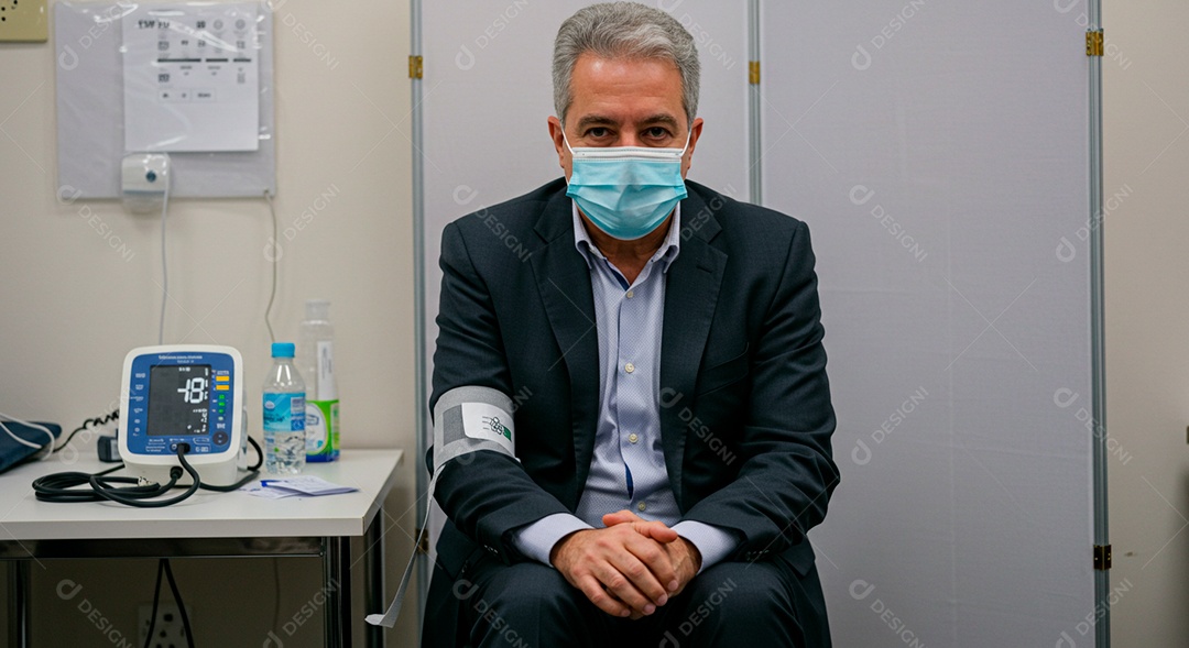 Homem jovem sofrendo de bronquite em um hospital