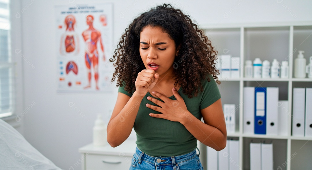 Mulher jovem sofrendo de bronquite em um hospital