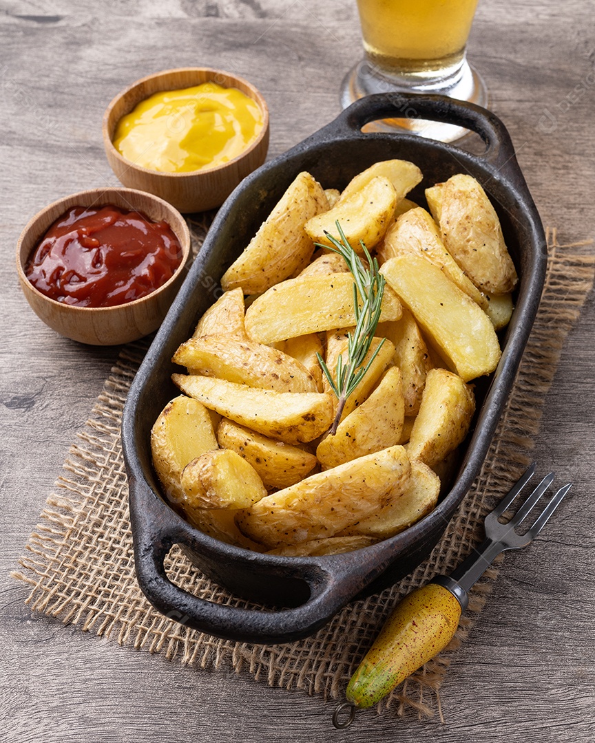 Imagem mostra batatas rústicas ou batatas wedges