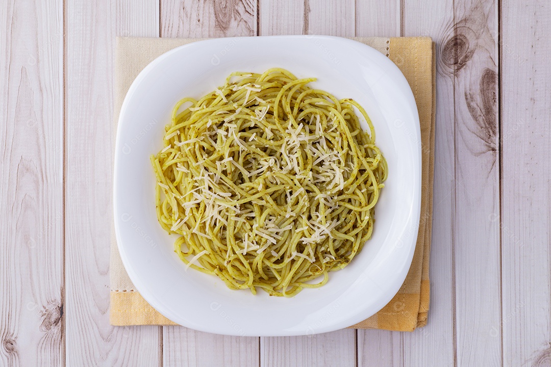 Imagem mostra um prato de massa com molho pesto