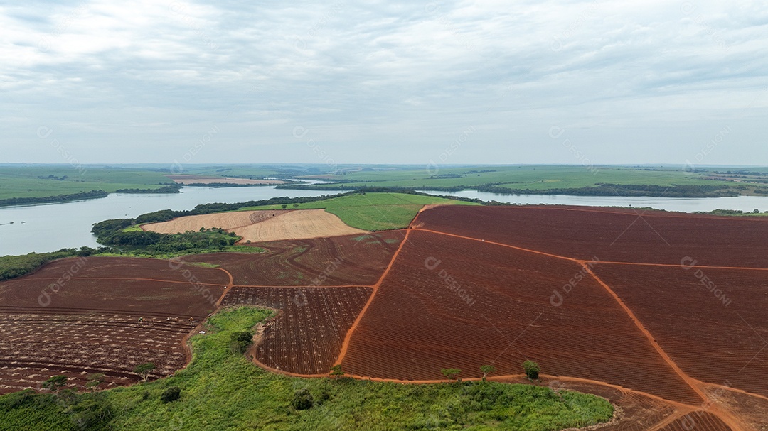 Vista de terreno arado pronto para o início do cultivo Imagem JPG