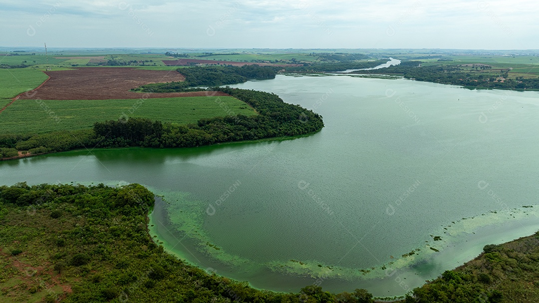 de grande extensão cercado por áreas agrícolas e vegetação Imagem JPG