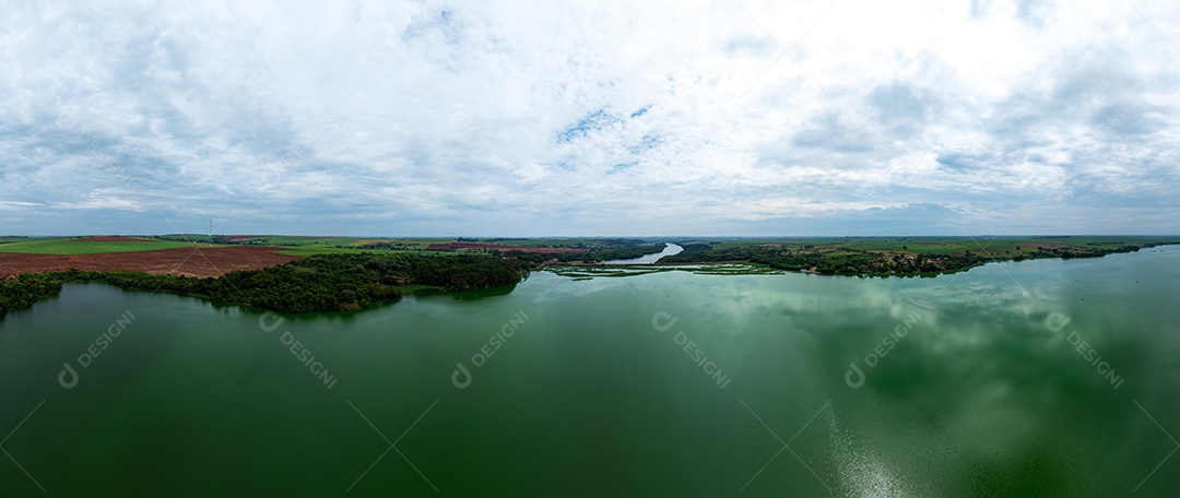 Fotografia aérea mostrando o curso de um rio cercado por árvores Imagem JPG