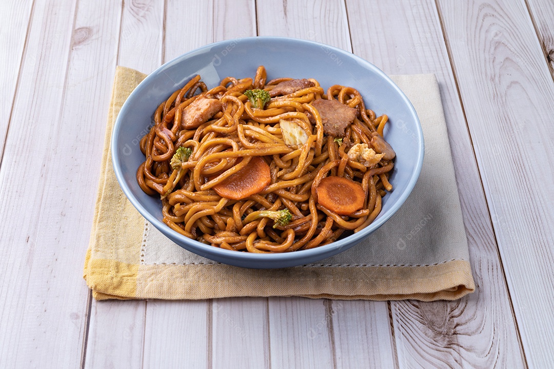 Yakisoba em uma tigela