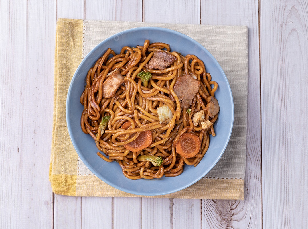 Yakisoba em uma tigela