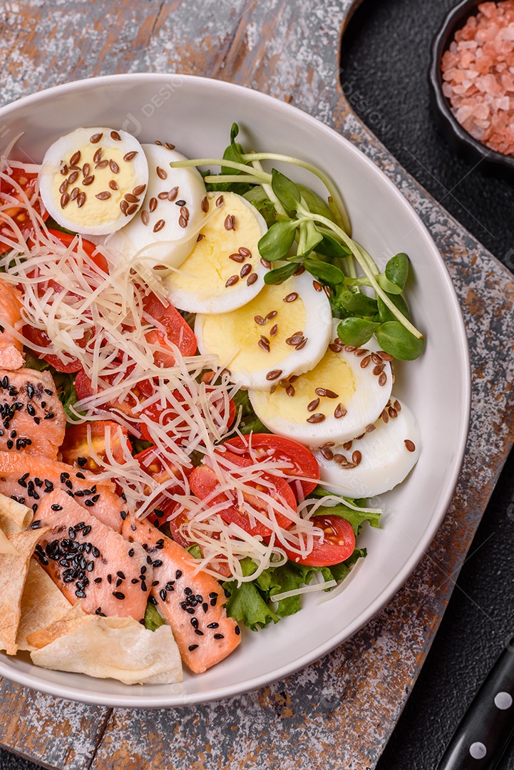 Salada fresca em uma mesa concreto