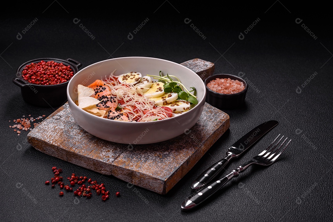 Salada fresca em uma mesa concreto