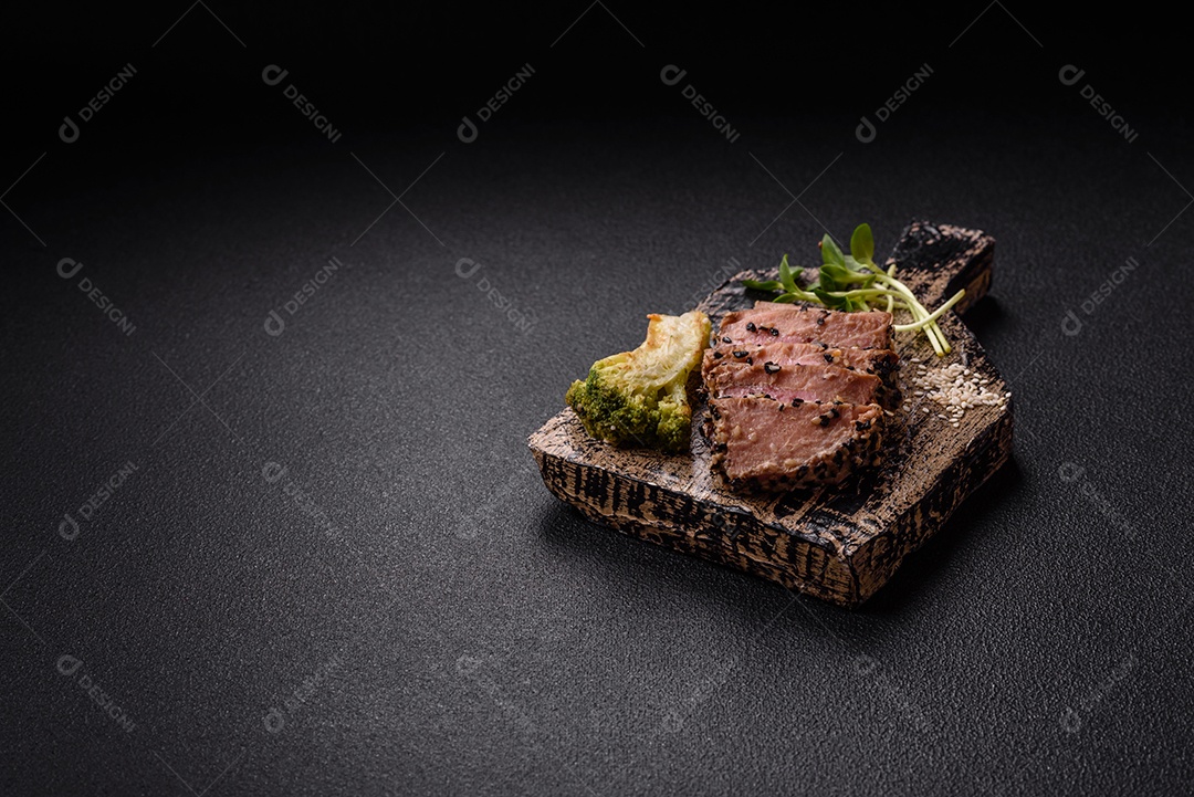 Bifes delicioso em uma mesa de concreto