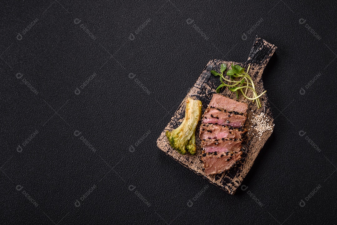 Bifes delicioso em uma mesa de concreto