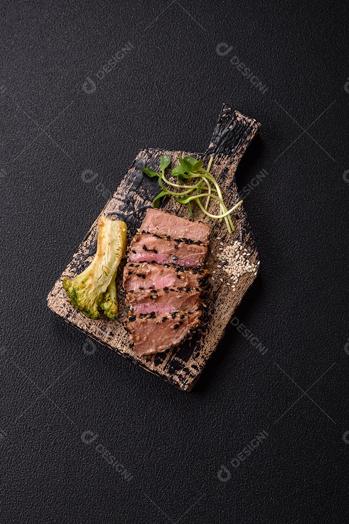 Bifes delicioso em uma mesa de concreto