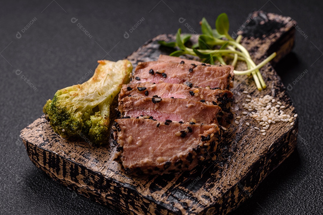 Bifes delicioso em uma mesa de concreto