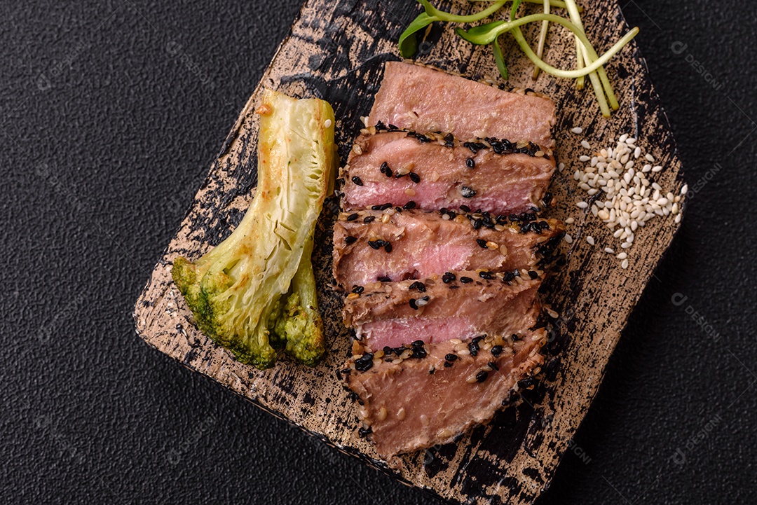 Bifes delicioso em uma mesa de concreto