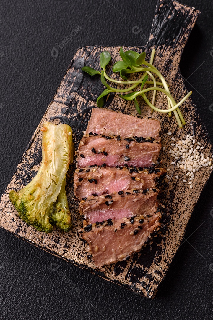 Bifes delicioso em uma mesa de concreto