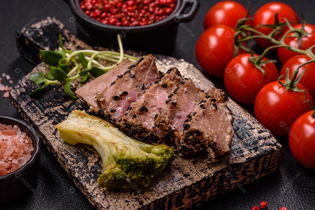 Bifes delicioso em uma mesa de concreto
