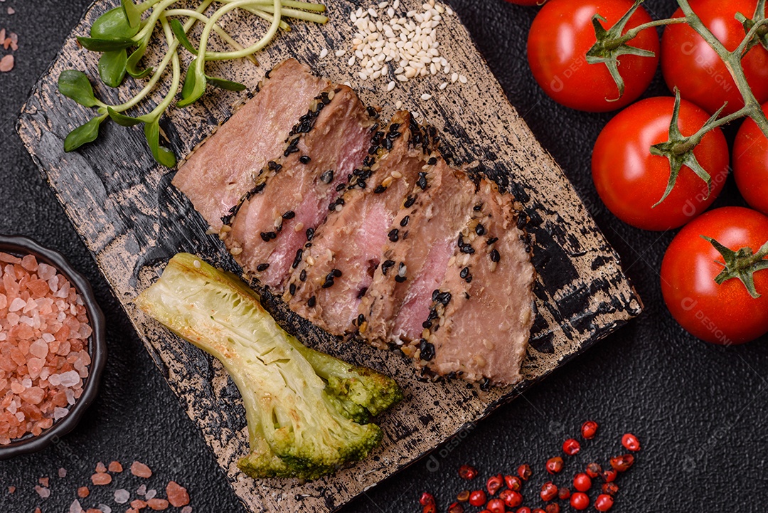 Bifes delicioso em uma mesa de concreto