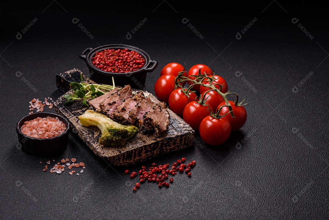 Bifes delicioso em uma mesa de concreto