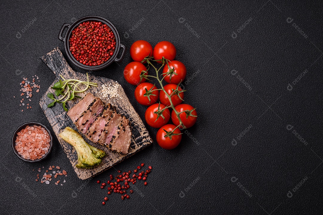 Bifes delicioso em uma mesa de concreto