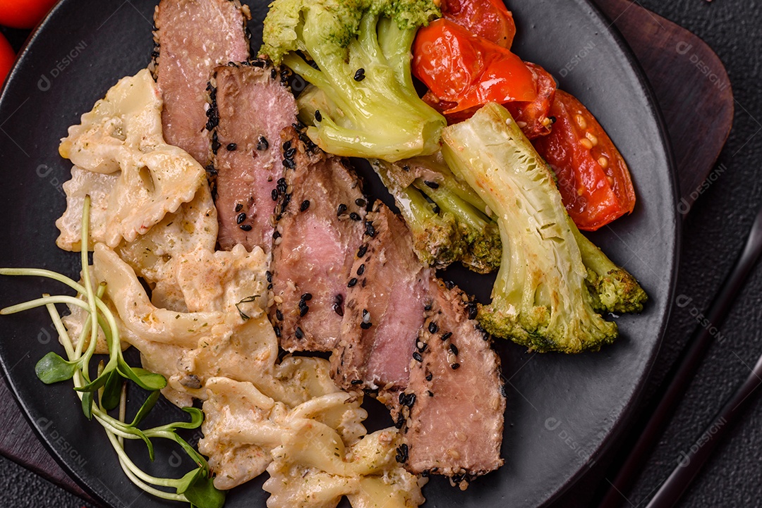 Salada fresca em uma mesa concreto